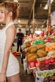 扒开粉嫩的小缝末成年小美女